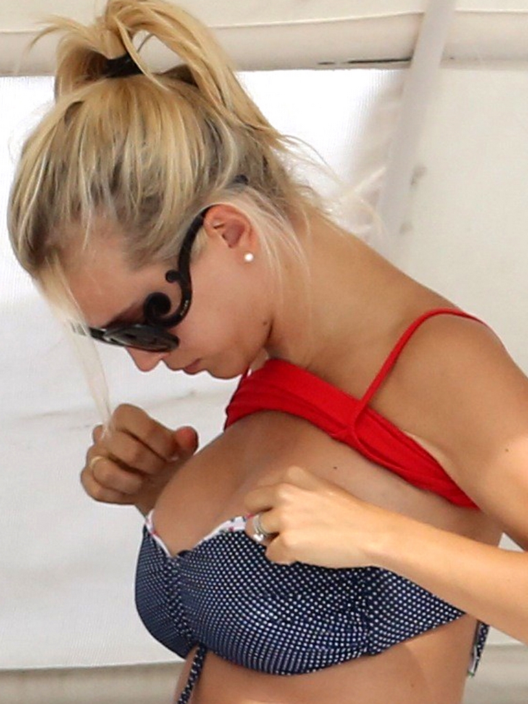 Luisana Lopilato en train de changer de vêtements à la plage de Miami