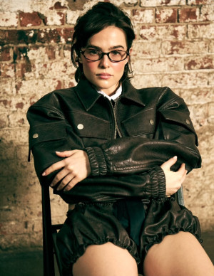 Zoey Deutch, entre mode industrielle et élégance déstructurée