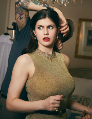 Alexandra Daddario : Le Glamour Parisien pour Women's Wear Daily