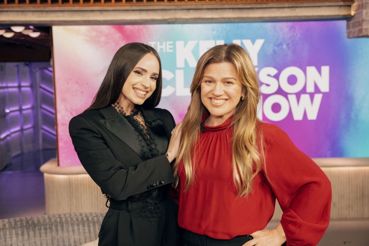 Sofia Carson, reine du noir chez Kelly Clarkson ! 