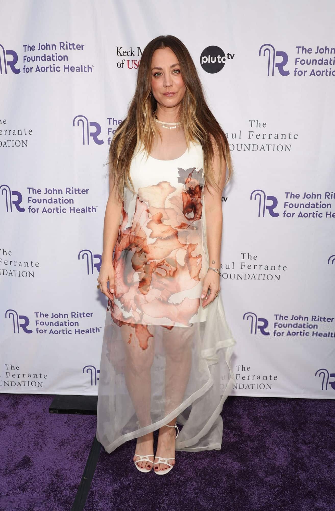 Kaley Cuoco en robe aquarelle au gala John Ritter à Los Angeles