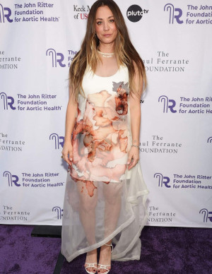 Kaley Cuoco en robe aquarelle au gala John Ritter à Los Angeles