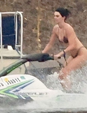 Kendall Jenner en virée jet ski sur un lac de Washington