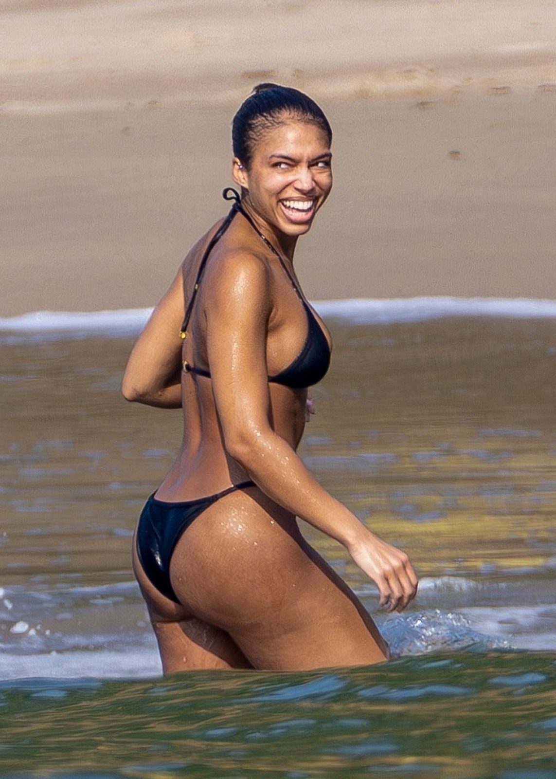Lori Harvey déesse tentatrice en bikini sur la plage de Puerto Vallarta