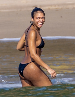 Lori Harvey déesse tentatrice en bikini sur la plage de Puerto Vallarta