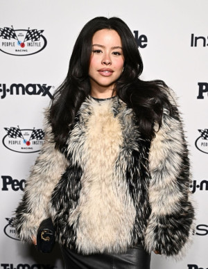 Cierra Ramirez at People And InStyle Drive-By F1 Party en mode photocall félin