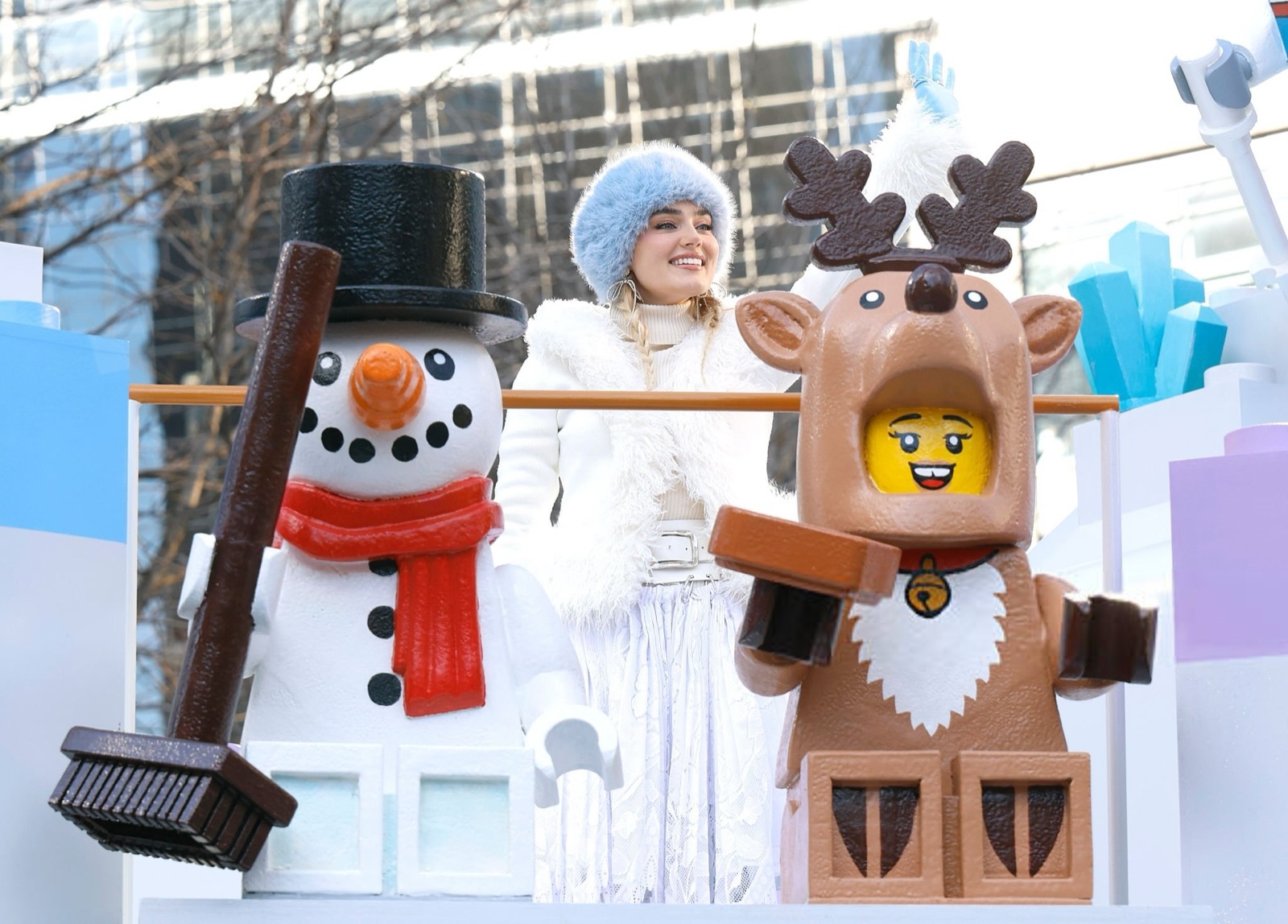 Meg Donnelly illumine la Thanksgiving Parade 2025 dans une féerie givrée à New York