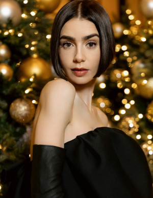 Lily Collins pour la promotion de Emily in Paris saison 5