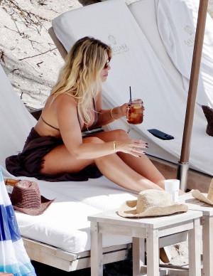 photos Natasha Oakley