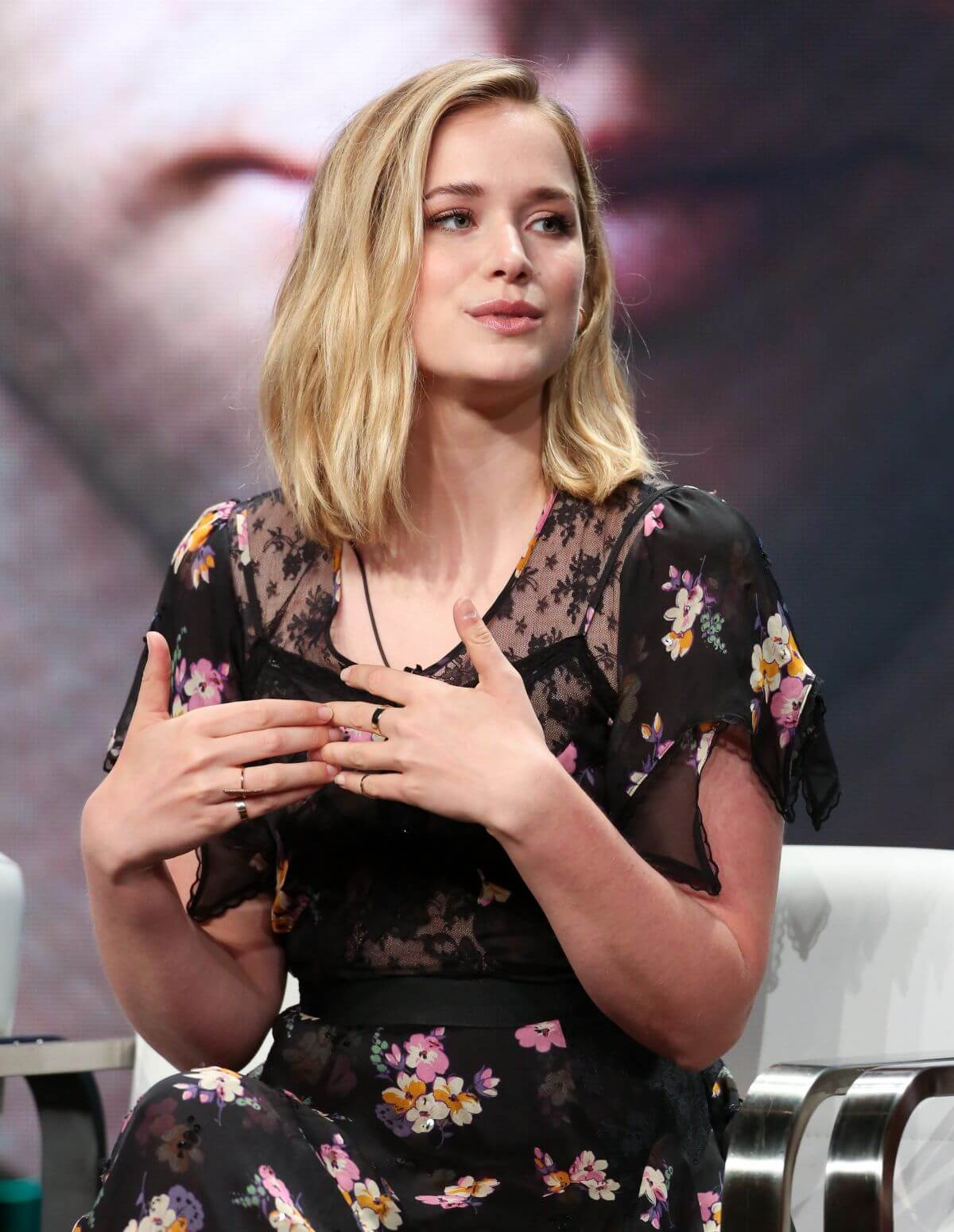 Elizabeth Lail nue, 69 Photos, biographie, news de stars | LES STARS NUES